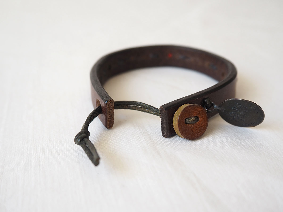 Henry Cuir / アンリークイール, Vintage Leather Bracelet - Red and Green Beads