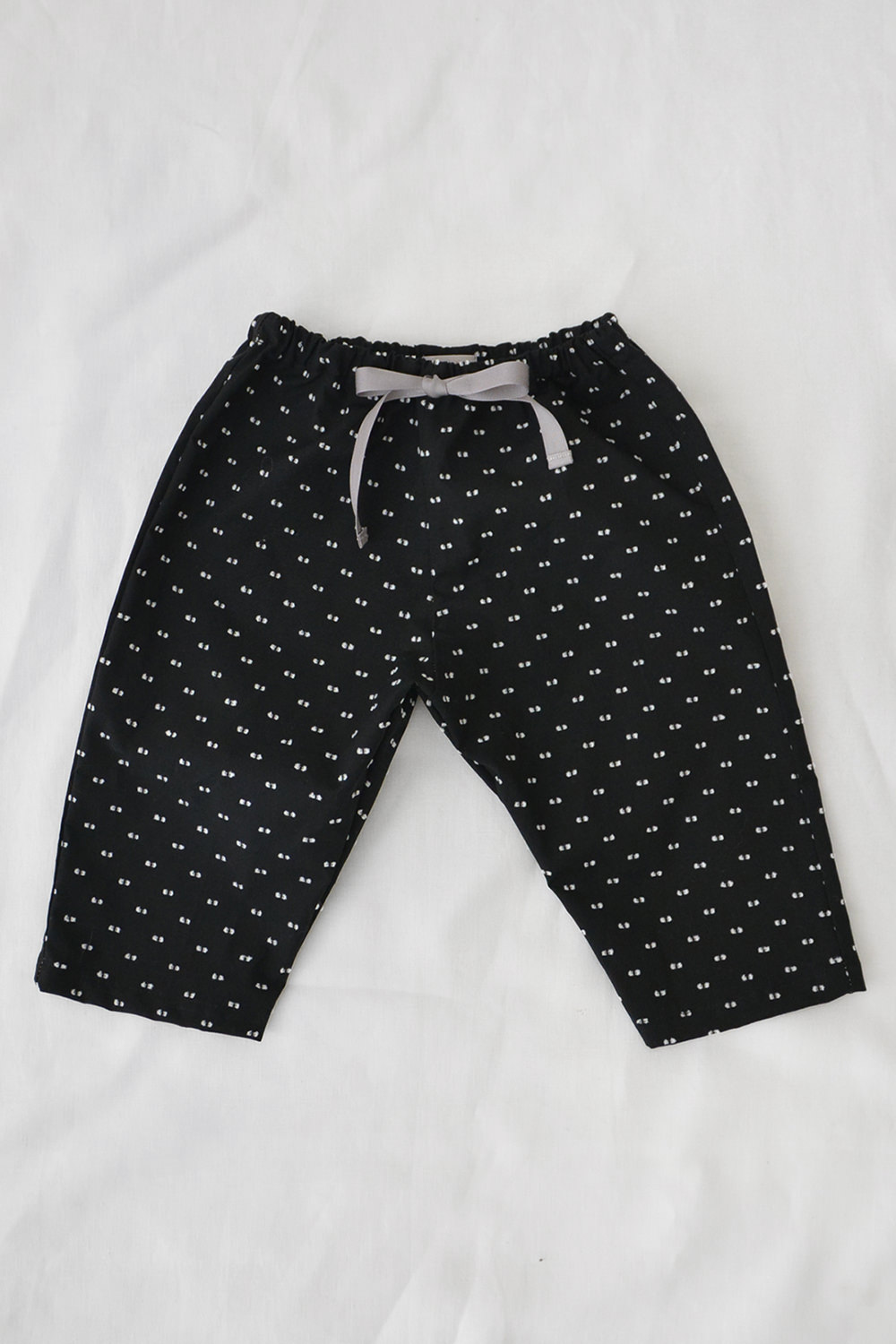 MAKIE（マキエ）キッズパンツ　Pants with Ribbons - Black Dots　トップ画像