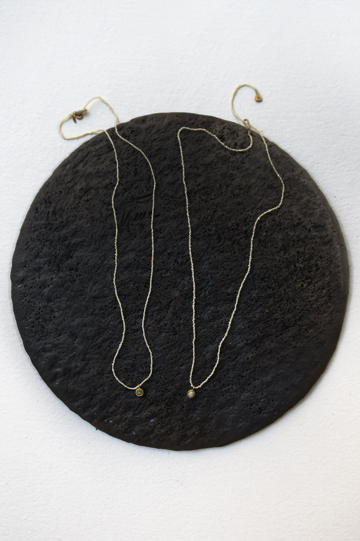 イタリアのボローニャを拠点として活動する、アーティストのAntonia Rossiにより手作りされています。　長さ：約40cm　素材：ペンダント - オーストラリアオパール（約5 ㎜）　チェーン部分：淡水パール　留金：18K ゴールド　アントニア・ロッシは、イタリアのボローニャを拠点に国際的に活躍するアーティスト。作品はすべてハンドメイドで、他にはないユニークなペイント模様が特徴です。アントニア・ロッシの作品には、ヴィンテージの生地やベネチアンビーズを用いた手刺繍のアイテムがあり、どれも個性的で唯一無二の作品を目指しています。ロッシの作品は、繊細な刺繍と、リネン、シルク、ベルベットなどの素材使いが特徴です。