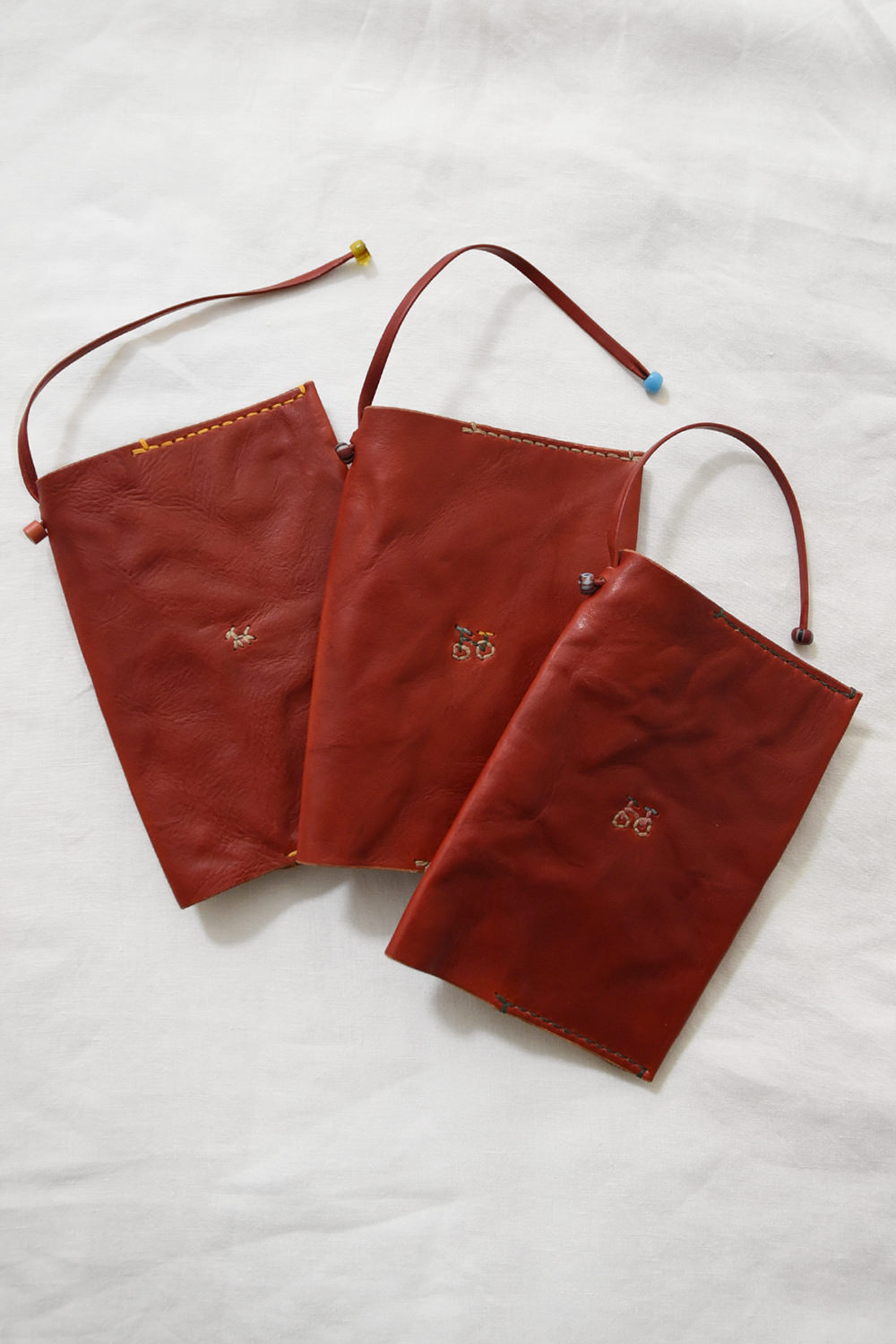 Henri、アンリ、leather goods、handcrafted leather、ハンドクラフト、made in Itary、ハンドメイド、手作り、handmade、ブックカバー、book cover