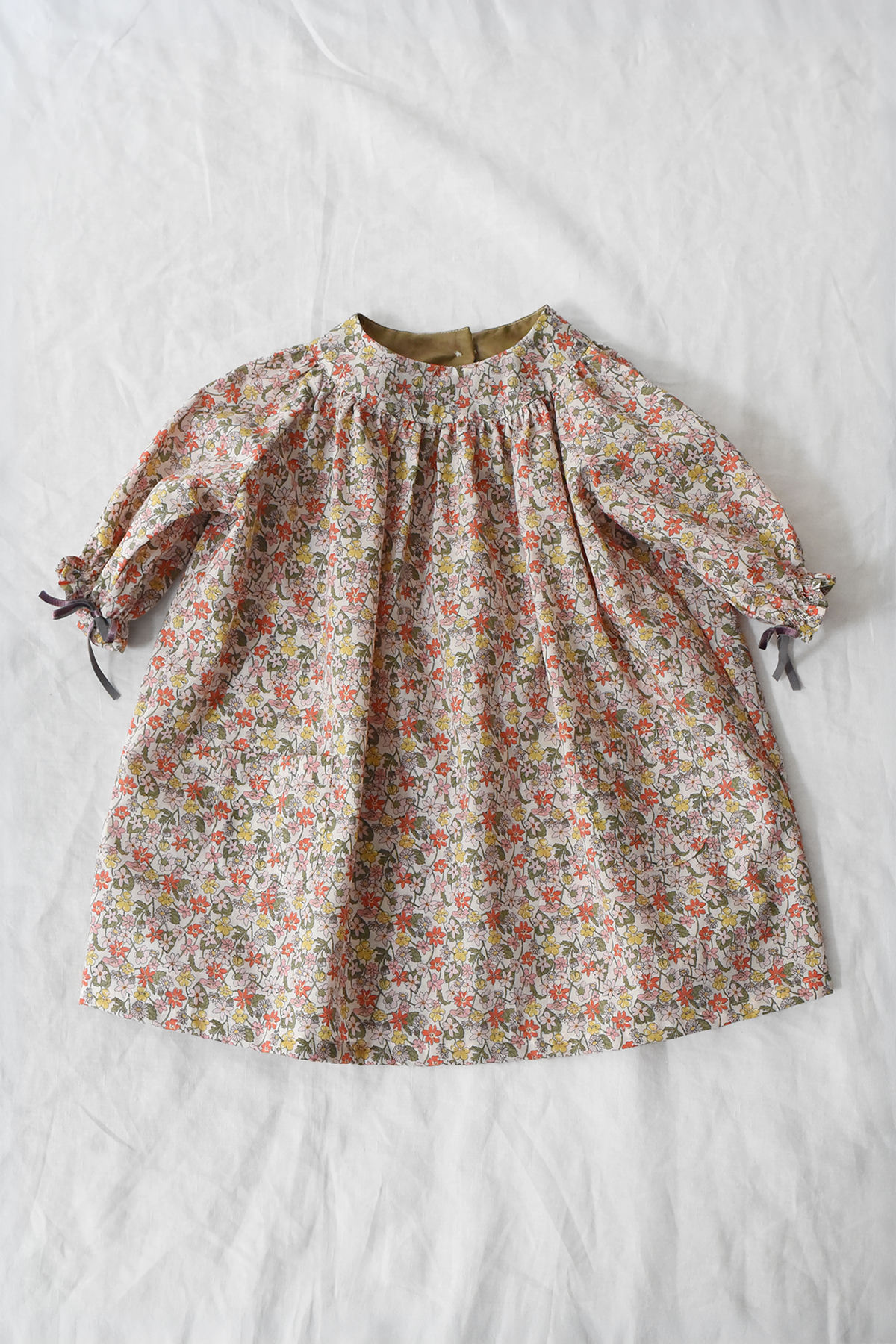Kids' floral cotton dress with gathered neckline and long sleeves キッズワンピース