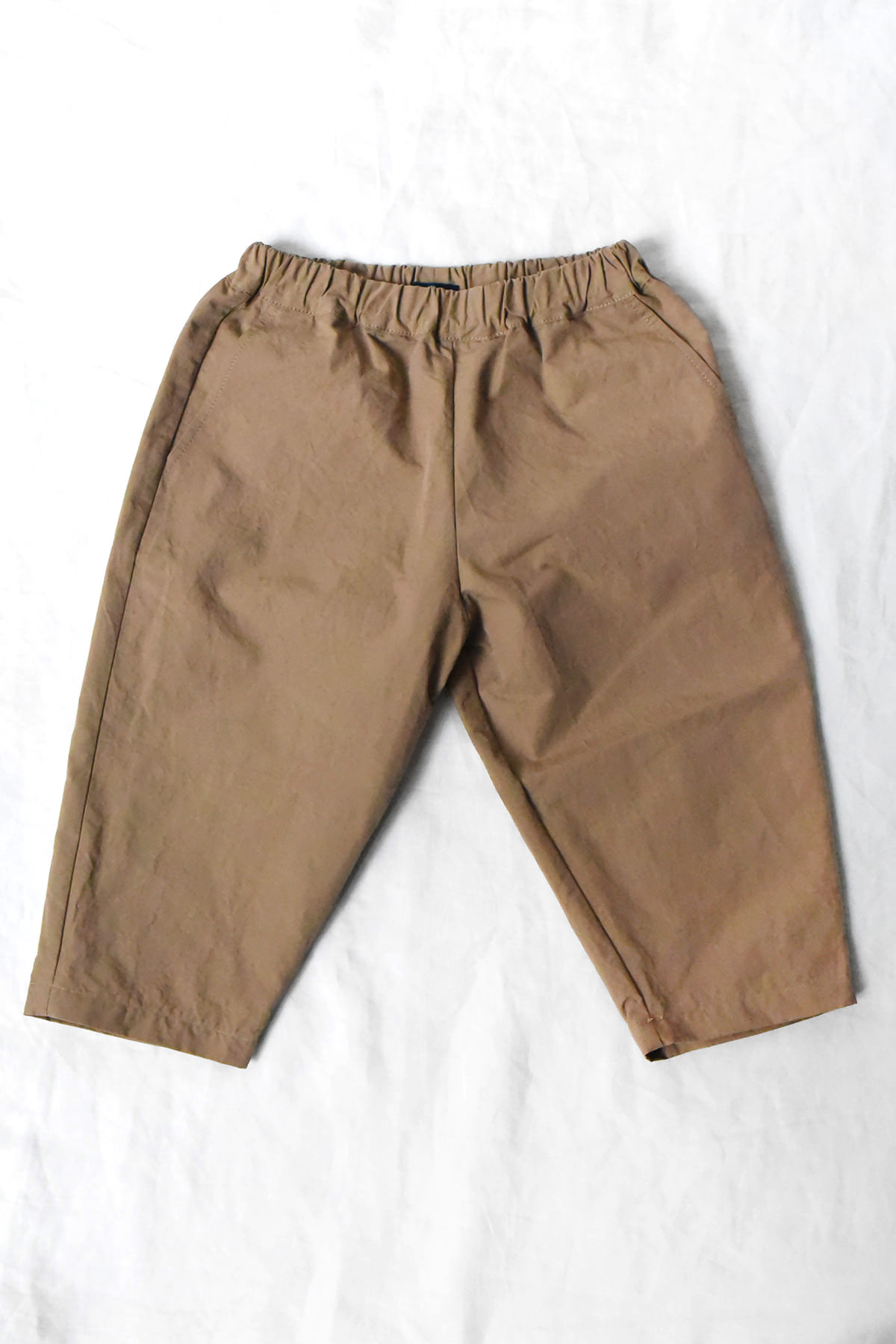 MAKIE Kairi kids cotton pants in beige with elastic waistband and relaxed fit キッズパンツ